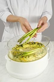 Приготовление блюда по рецепту - Картофельный салат со спаржей и мятой. Шаг 2